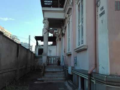 Subito dopo sulla destra ecco il primo pezzo di via Tunisi: una strada chiusa sul quale si erge al civico n.1 il primo splendido palazzo, il cui ingresso � situato sotto una piccola loggia (foto di Ilaria Palumbo)